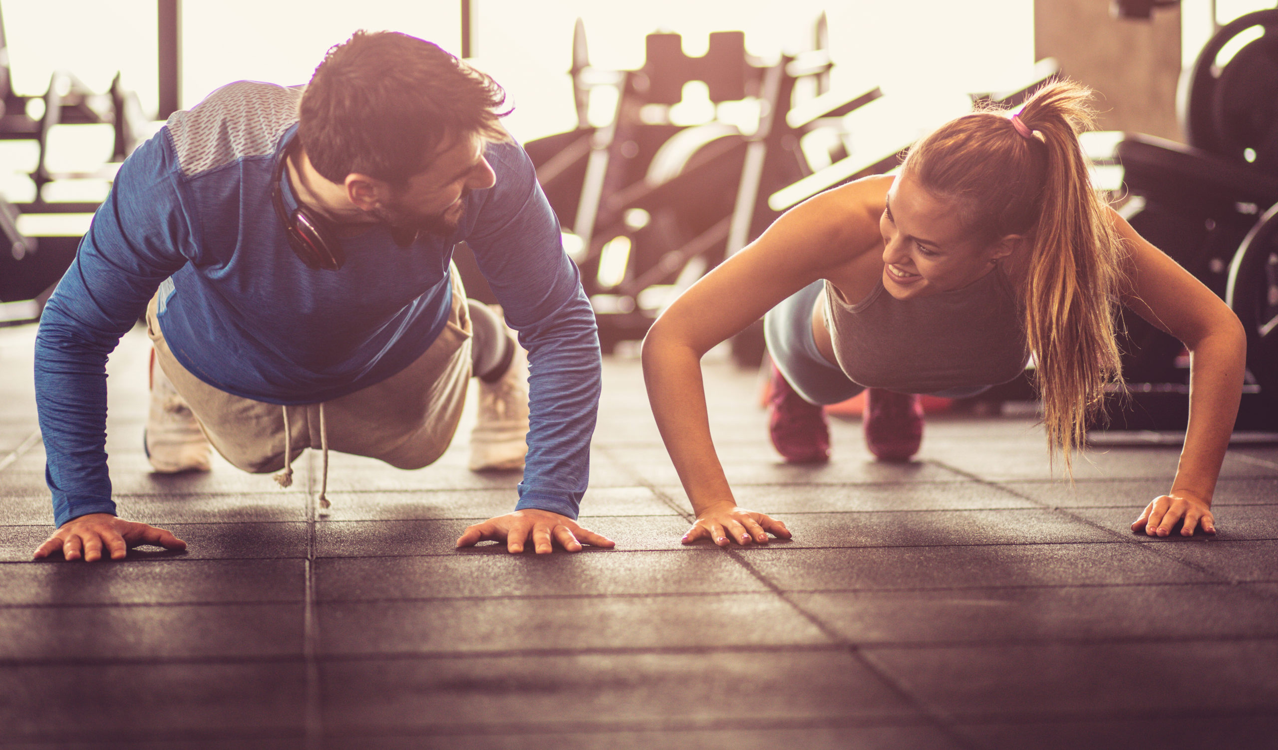 Push-ups i gym.